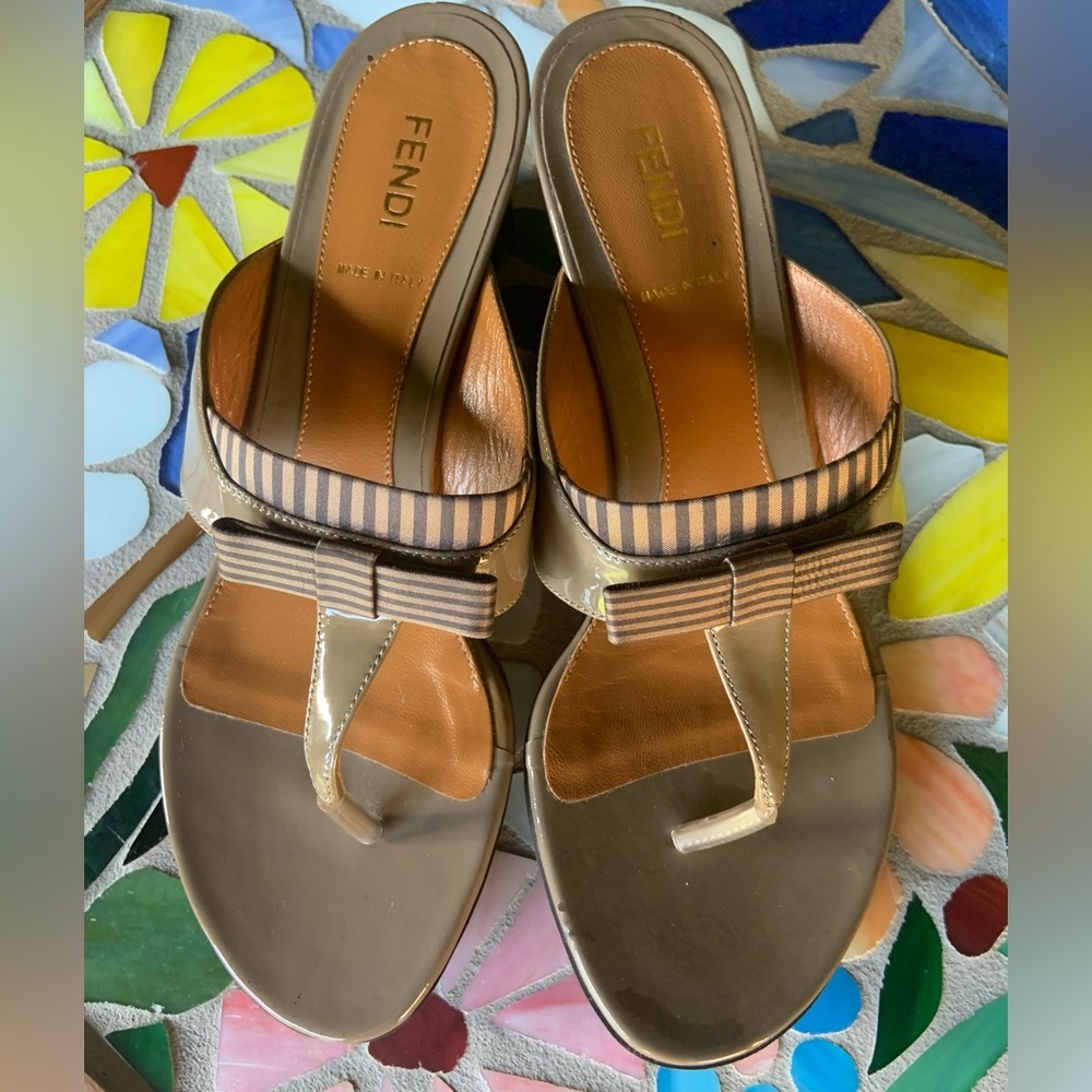 Fendi Infradito Vern Raso Wedge Bow Sandals